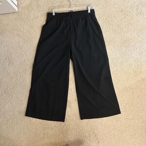 Old Navy wide leg cropped pants, size M